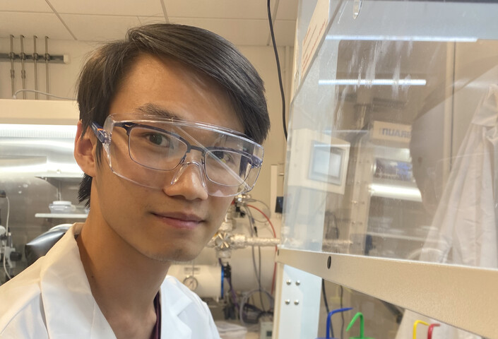 Tan Dao in the lab