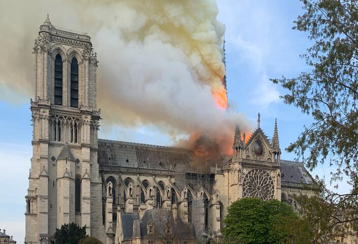 Photo de Notre-Dame de Paris le 15 avril 2019 à 19h17 prise du Quai de Montebello