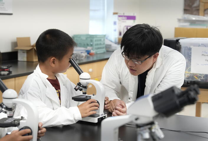 Cao teaching primary student classes