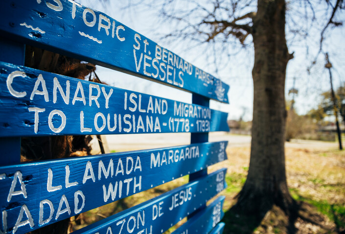 Signs with the immigrants boats that arrived to Louisiana in the 18th century