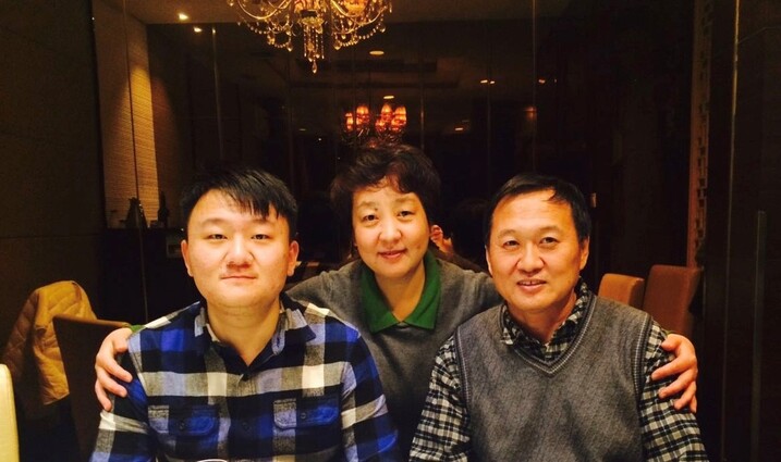 Liang Chang (left) with his parents