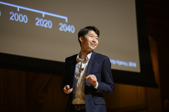 Jinyoung Seo presenting at the Harvard Horizons Symposium 2023
