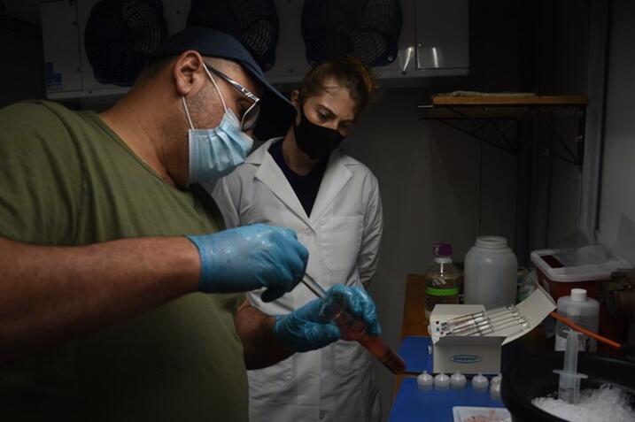 Brooke Travis working alongside her mentor, Professor Peter Girguis