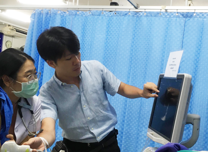 Mitsuru Mukaigawara in ER working as resident physician, showing screen to patient