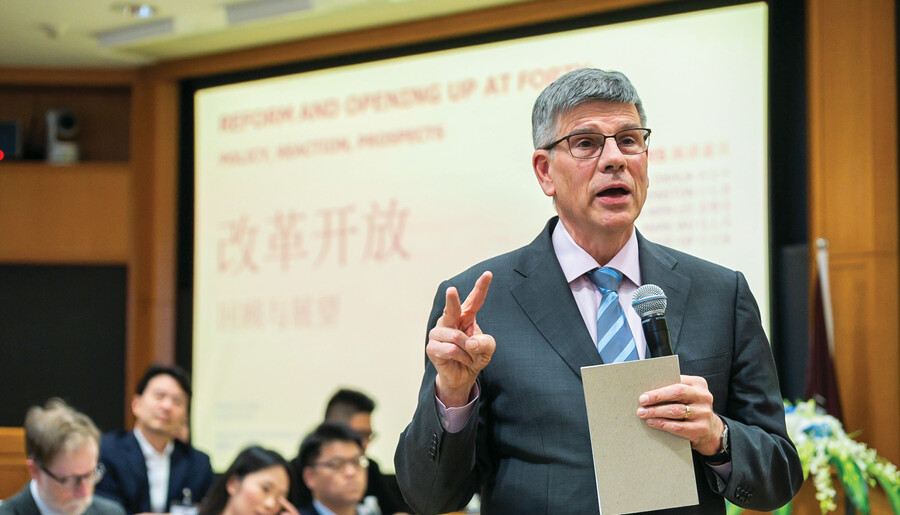 William Kirby teaching at Harvard Center Shanghai. 