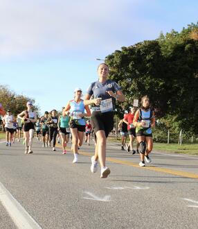 Laura König finishing the Maine Marathon in Portland, Maine, within 3:49:01.