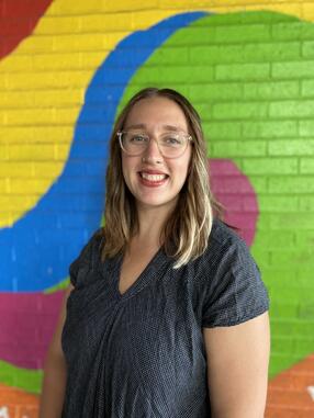 Jennifer Cruz headshot; colorful background